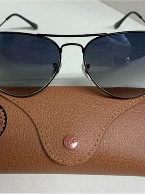 NWOT Ray-Ban Aviators RB3025 Black Frame with Blue Gradient Lenses